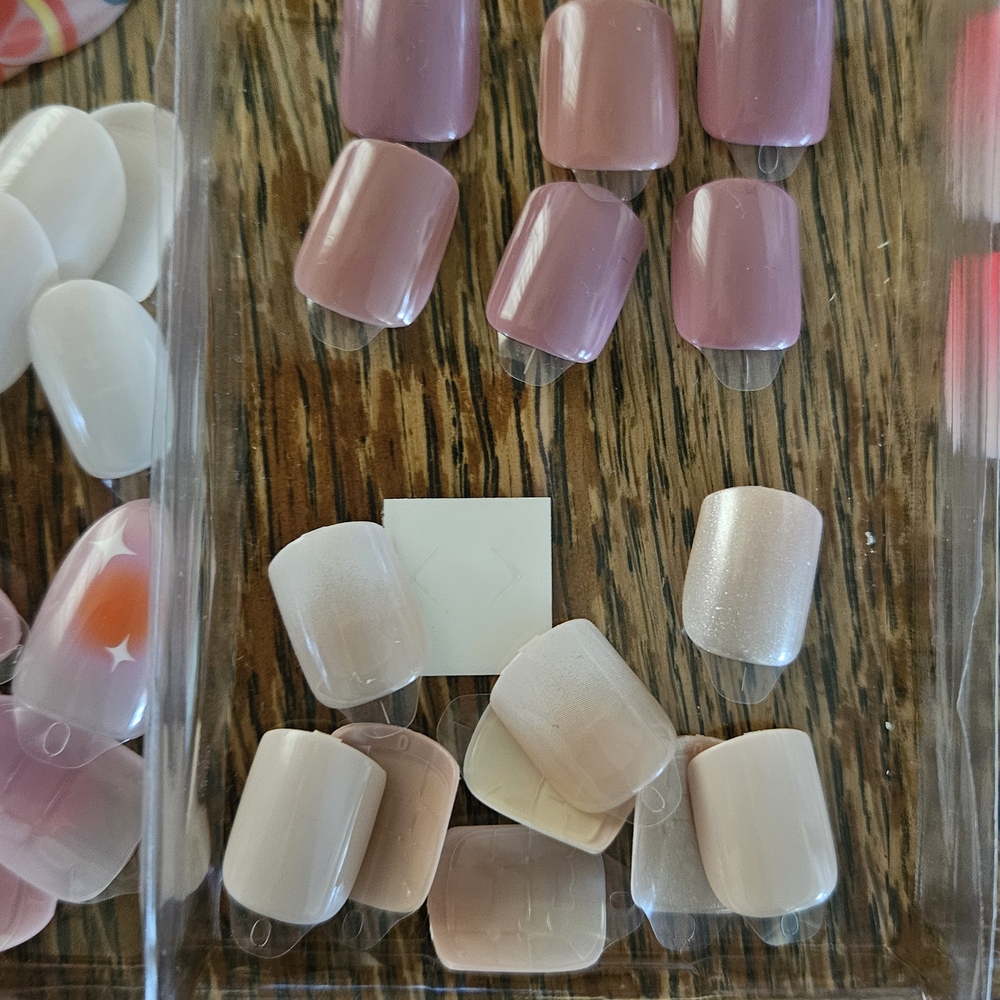 Assorted Press-On Nail Set - Picture 4 of 6